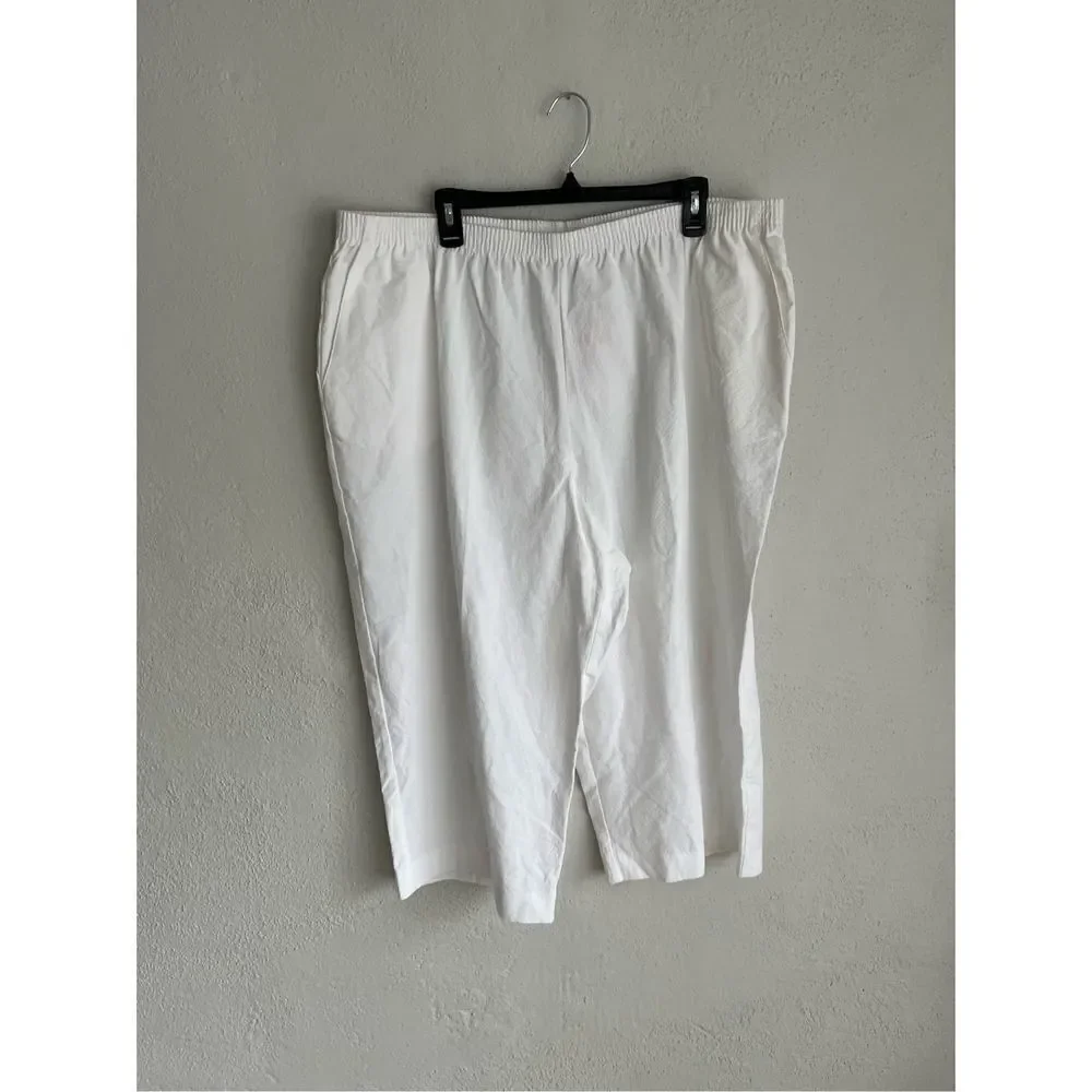 Alfred Dunner Woman White Elastic Waist Cotton Capri Pant, Size 24W